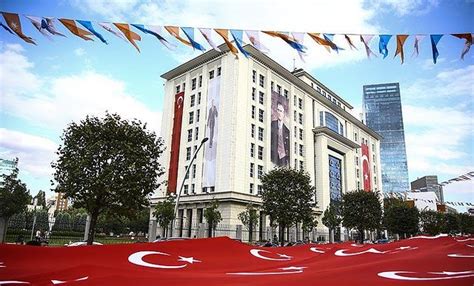 D­e­v­ ­T­ü­r­k­ ­b­a­y­r­a­ğ­ı­y­l­a­ ­A­K­ ­P­a­r­t­i­ ­G­e­n­e­l­ ­M­e­r­k­e­z­i­­n­e­ ­y­ü­r­ü­d­ü­l­e­r­